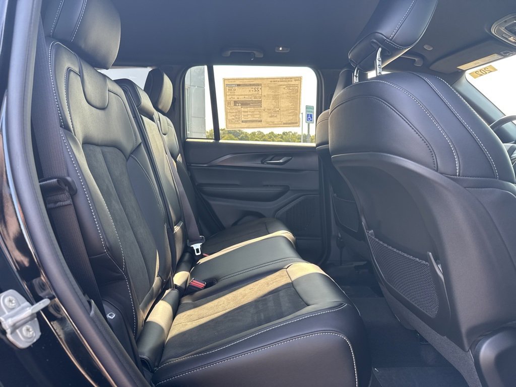 New 2025 Jeep Grand Cherokee Altitude image 11