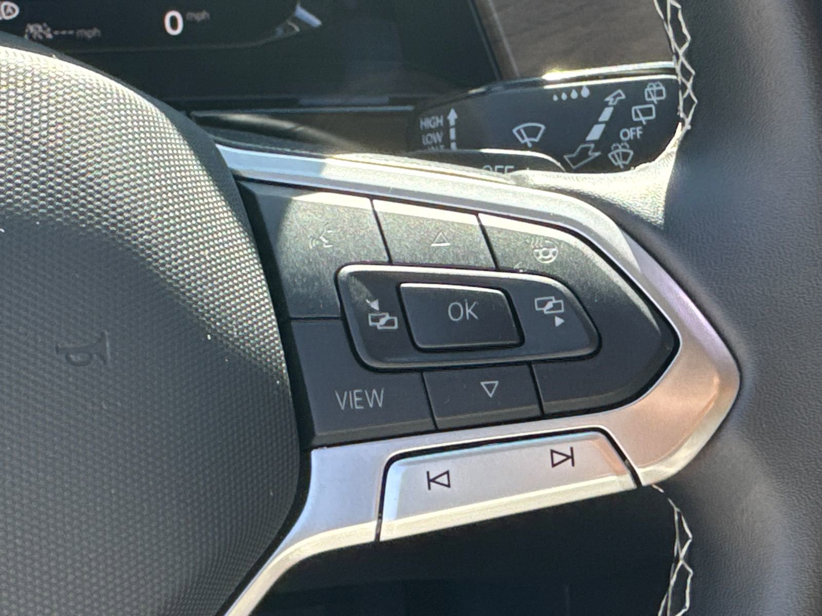 Used 2025 Volkswagen Atlas SE image 26