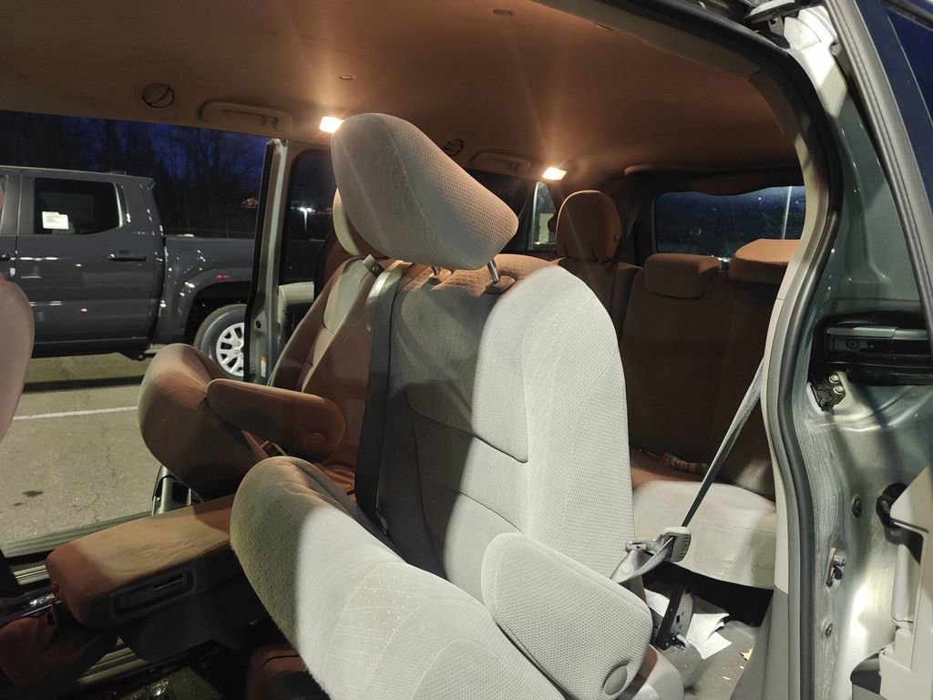 Used 2019 Toyota Sienna LE w/ LE Preferred Package image 10