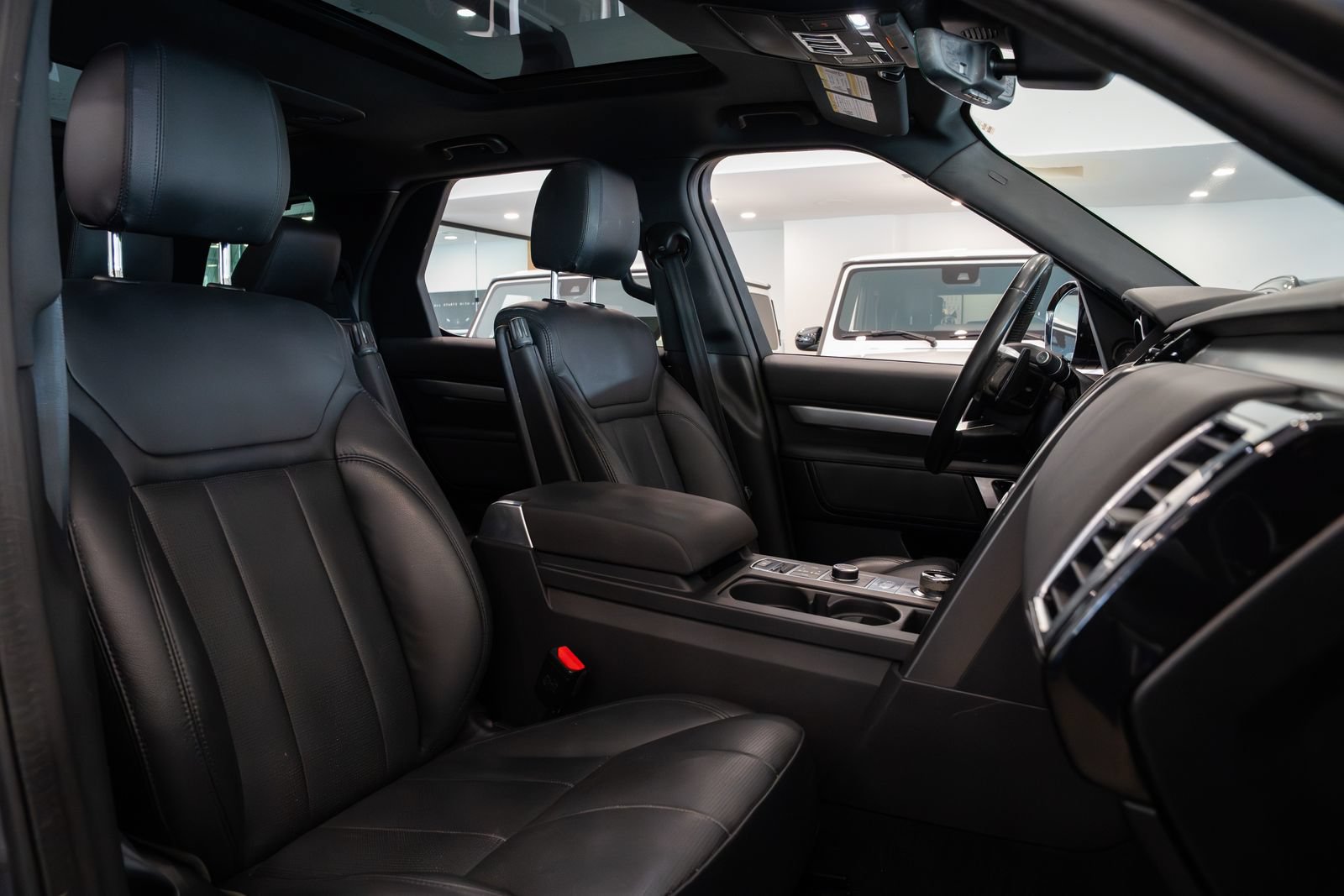 Used 2020 Land Rover Discovery Landmark AWD/4WD image 27