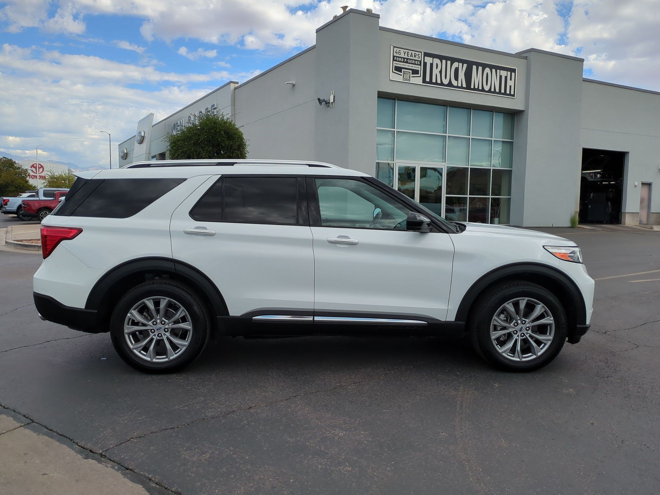 Certified 2023 Ford Explorer Limited AWD/4WD image 3