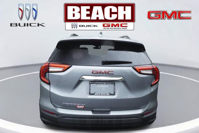 Used 2023 GMC Terrain SLE w/ Driver Convenience Package FWD image 4