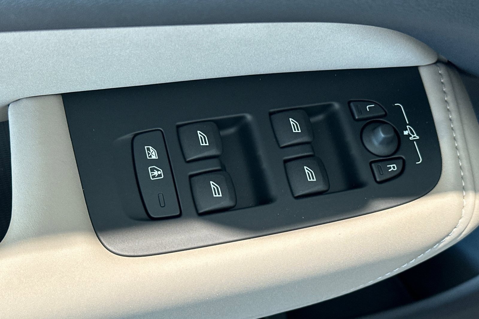 New 2026 Volvo XC60 B5 Plus w/ Climate Package image 15