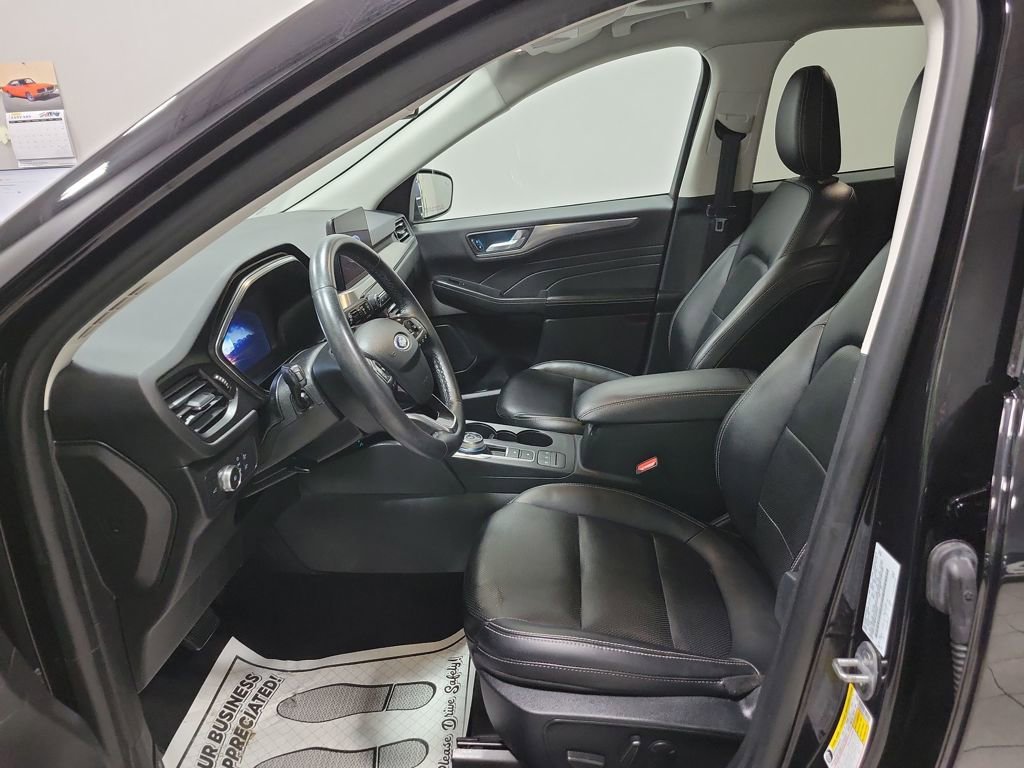 Used 2022 Ford Escape Titanium video 2