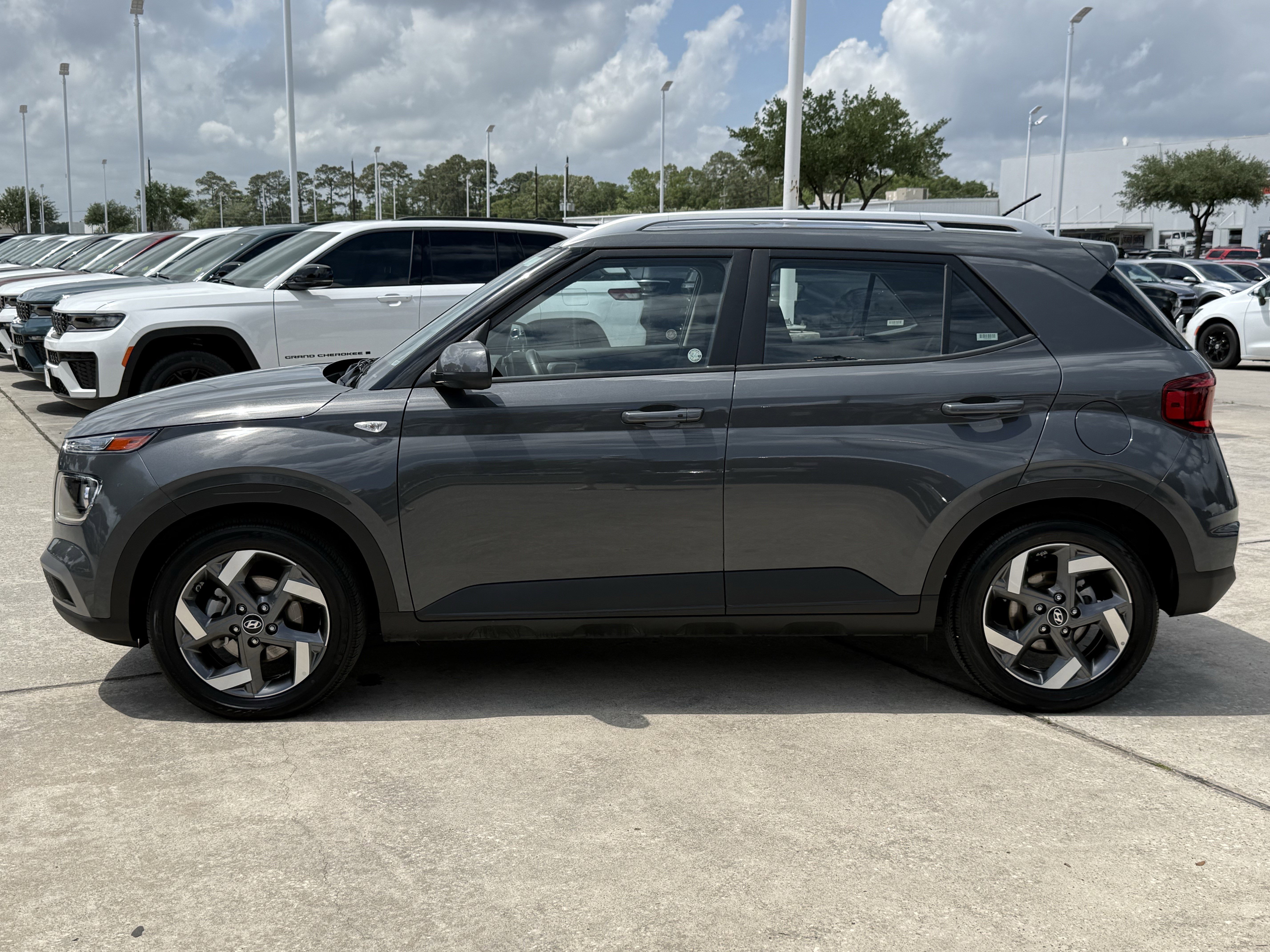 Used 2025 Hyundai Venue SEL FWD image 9