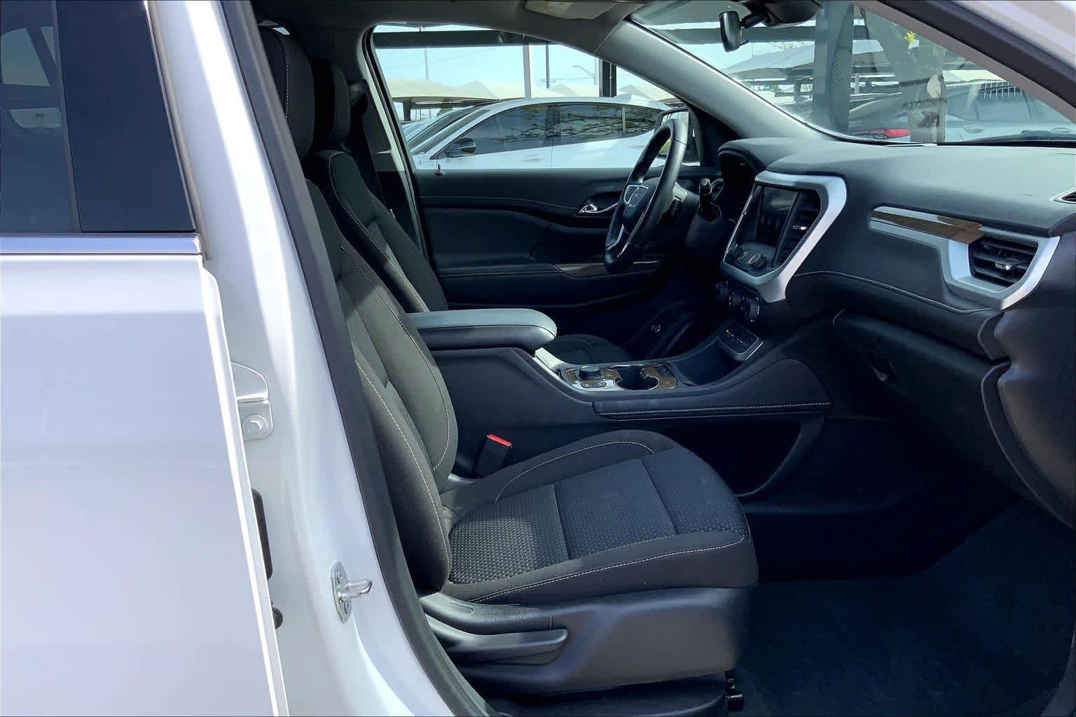 Used 2023 GMC Acadia SLE w/ Driver Convenience Package image 9
