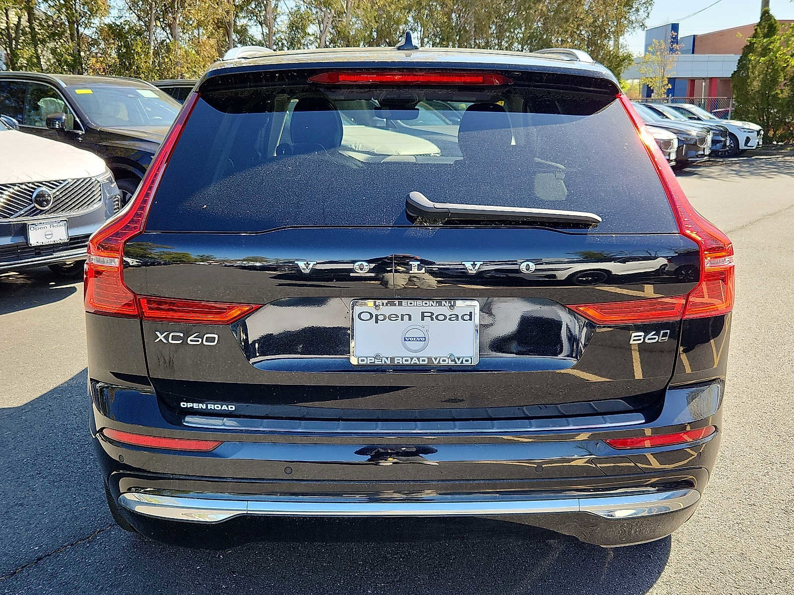 Certified 2023 Volvo XC60 B6 Ultimate w/ Protection Package Premier image 5