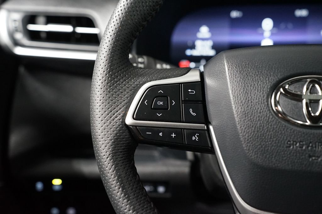 Used 2025 Toyota Sienna Limited image 14