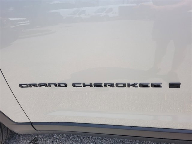 New 2025 Jeep Grand Cherokee Limited w/ Black Appearance Package image 3