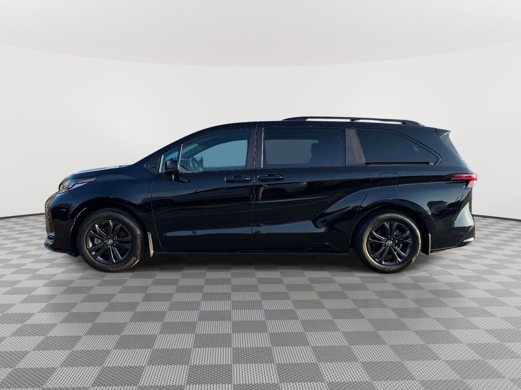 Used 2024 Toyota Sienna XSE w/ XSE Plus Package image 4