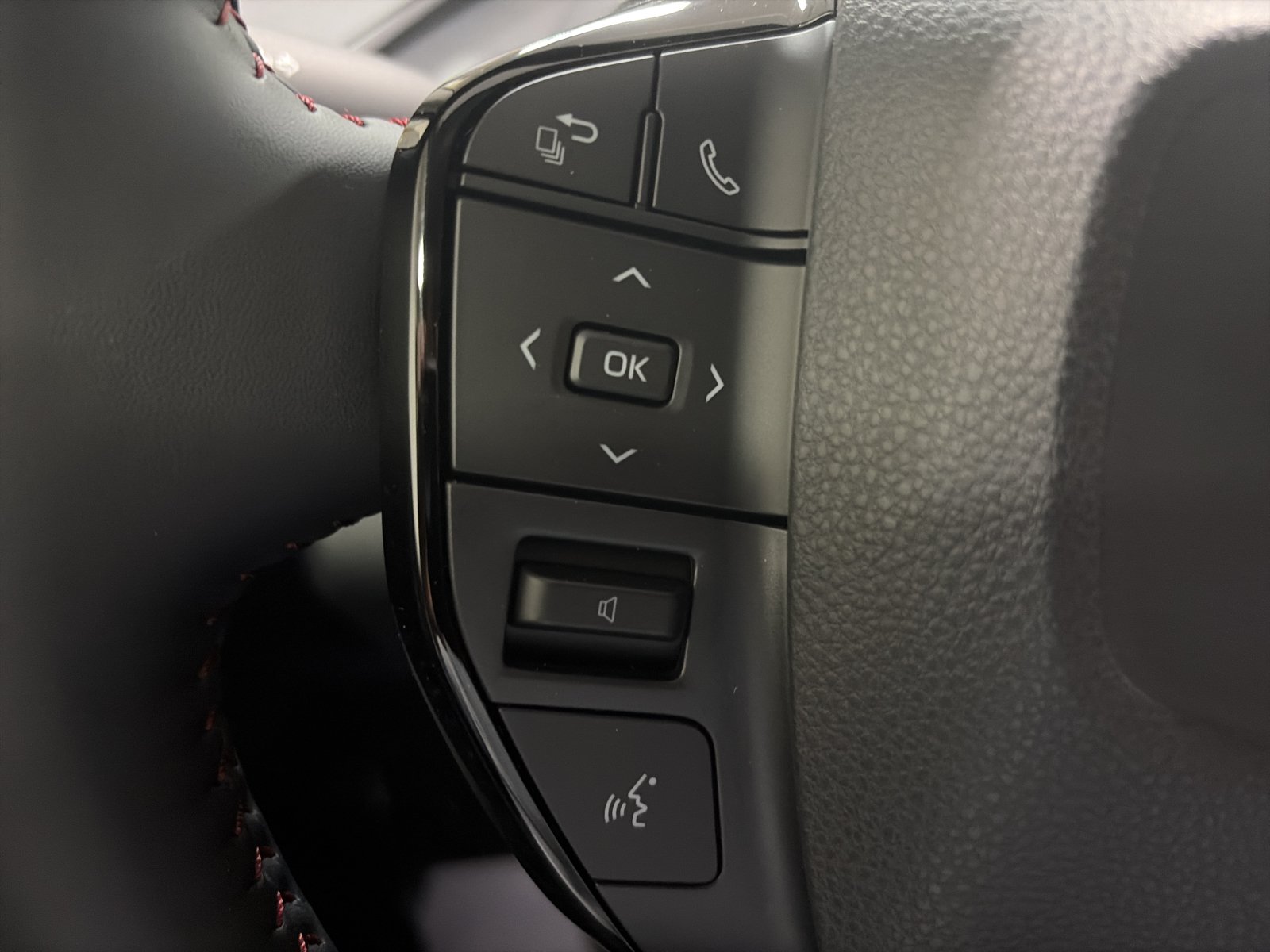 New 2026 Toyota Prius Plug-In Hybrid FWD image 17
