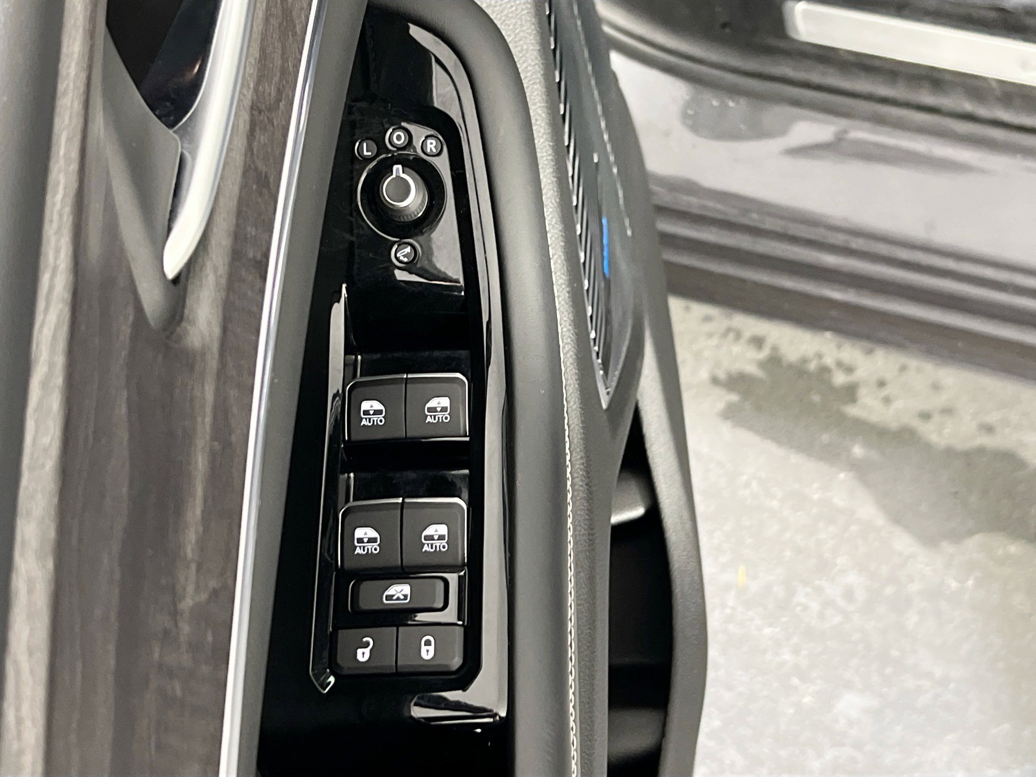 Used 2022 Jeep Grand Cherokee Overland AWD/4WD image 18