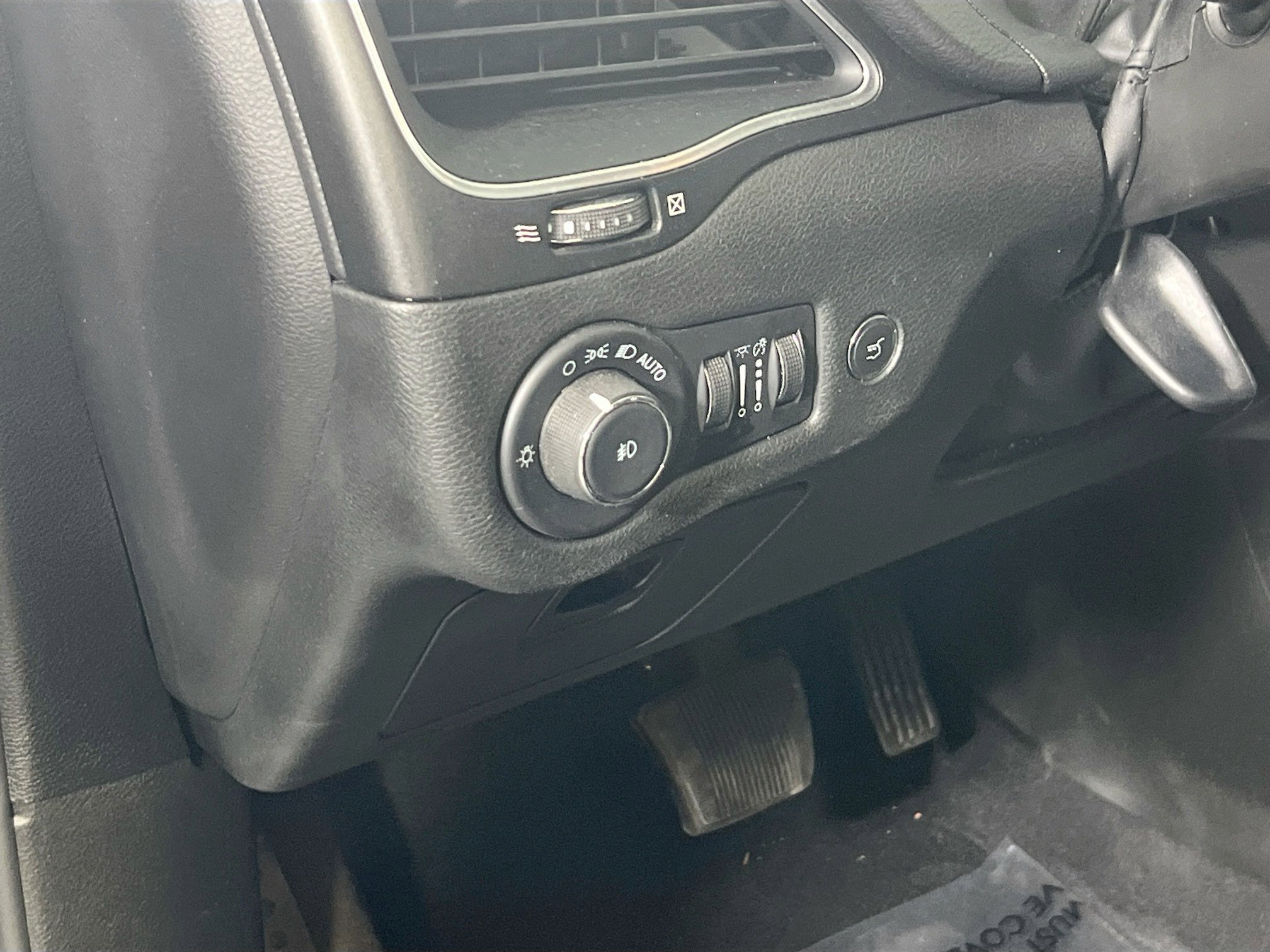 Used 2022 Jeep Cherokee Trailhawk w/ Premium Leather Package AWD/4WD image 10