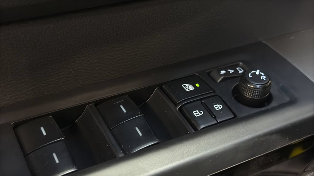 Used 2025 Toyota Tundra Limited AWD/4WD image 18