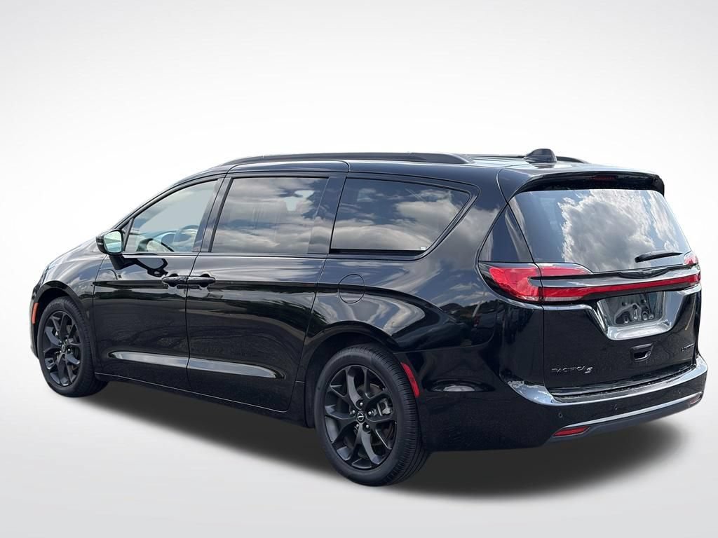Certified 2025 Chrysler Pacifica Limited FWD image 6