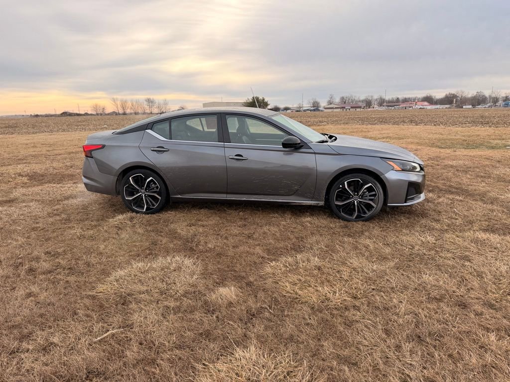 Used 2025 Nissan Altima 2.5 SR image 4
