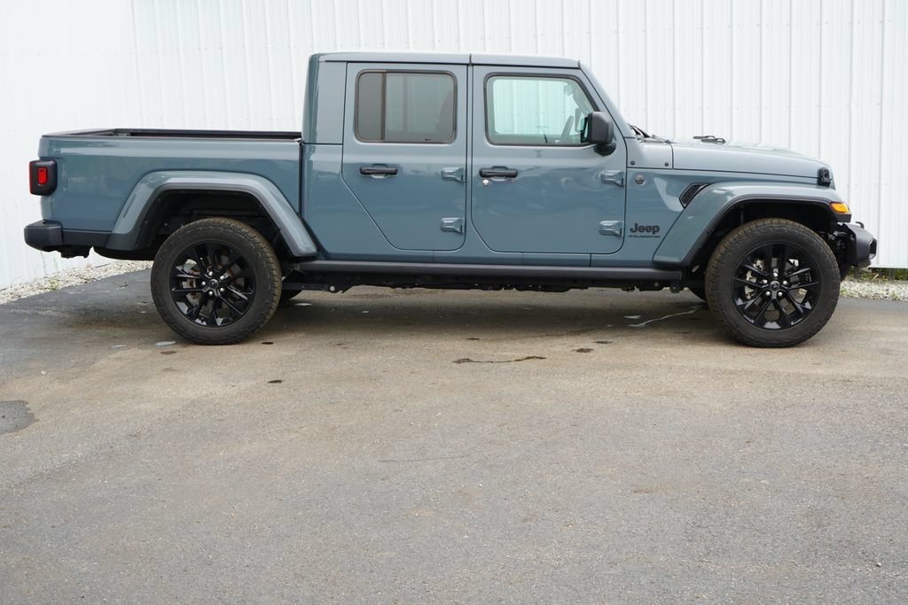 Used 2024 Jeep Gladiator Sport AWD/4WD image 2