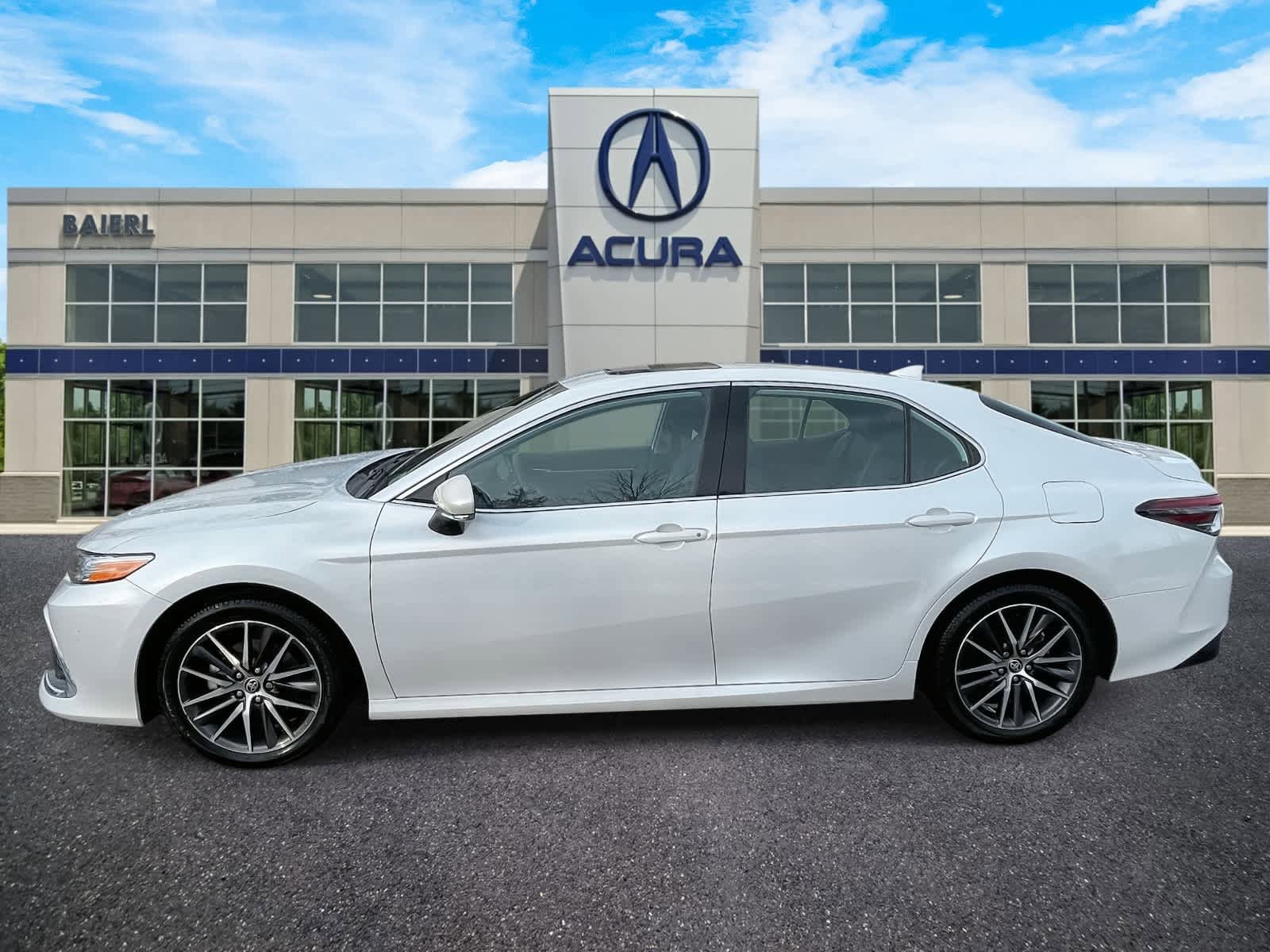 Used 2022 Toyota Camry XLE w/ Navigation Upgrade Package FWD image 3