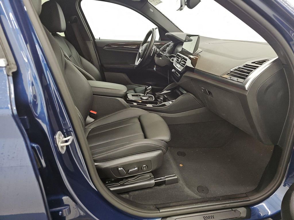 Used 2025 BMW X4 xDrive30i image 10