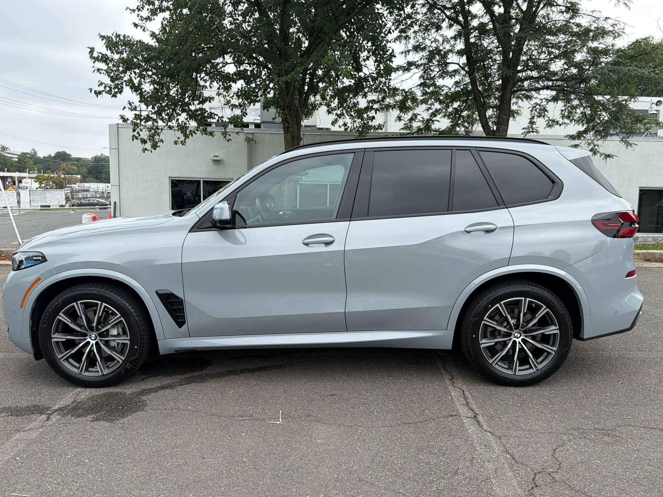 Certified 2024 BMW X5 xDrive40i w/ M Sport Package AWD/4WD image 2