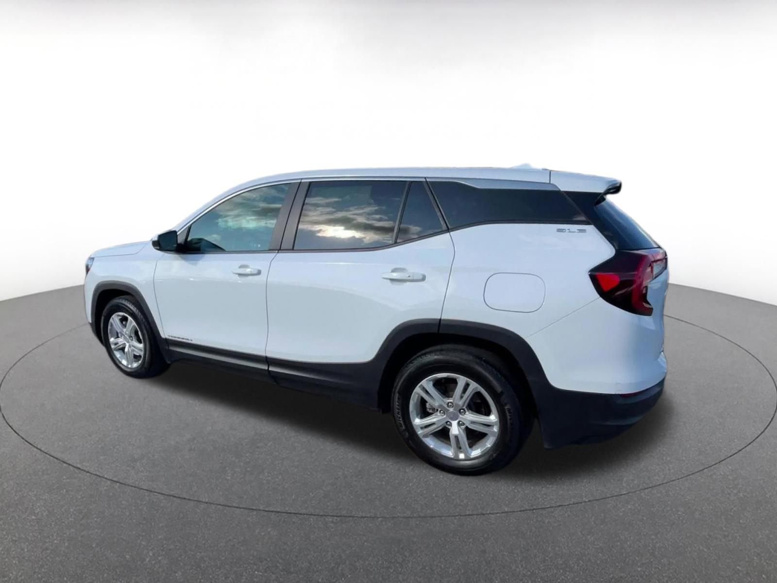 Used 2024 GMC Terrain SLE FWD image 10