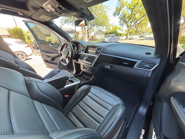 Used 2015 Mercedes-Benz ML 63 AMG 4MATIC w/ AMG Performance Package image 43