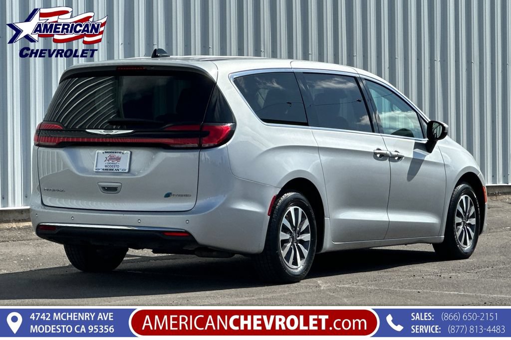 Used 2023 Chrysler Pacifica Touring-L FWD image 4