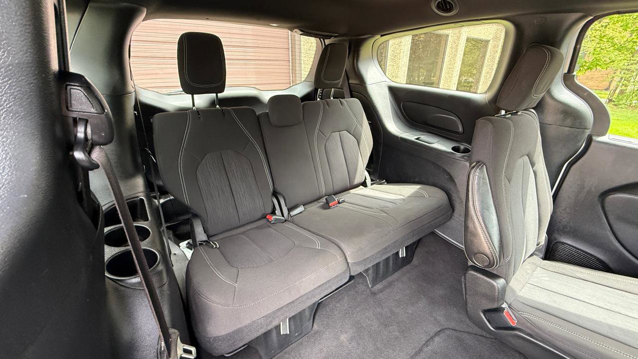 Used 2022 Chrysler Pacifica Touring FWD image 21