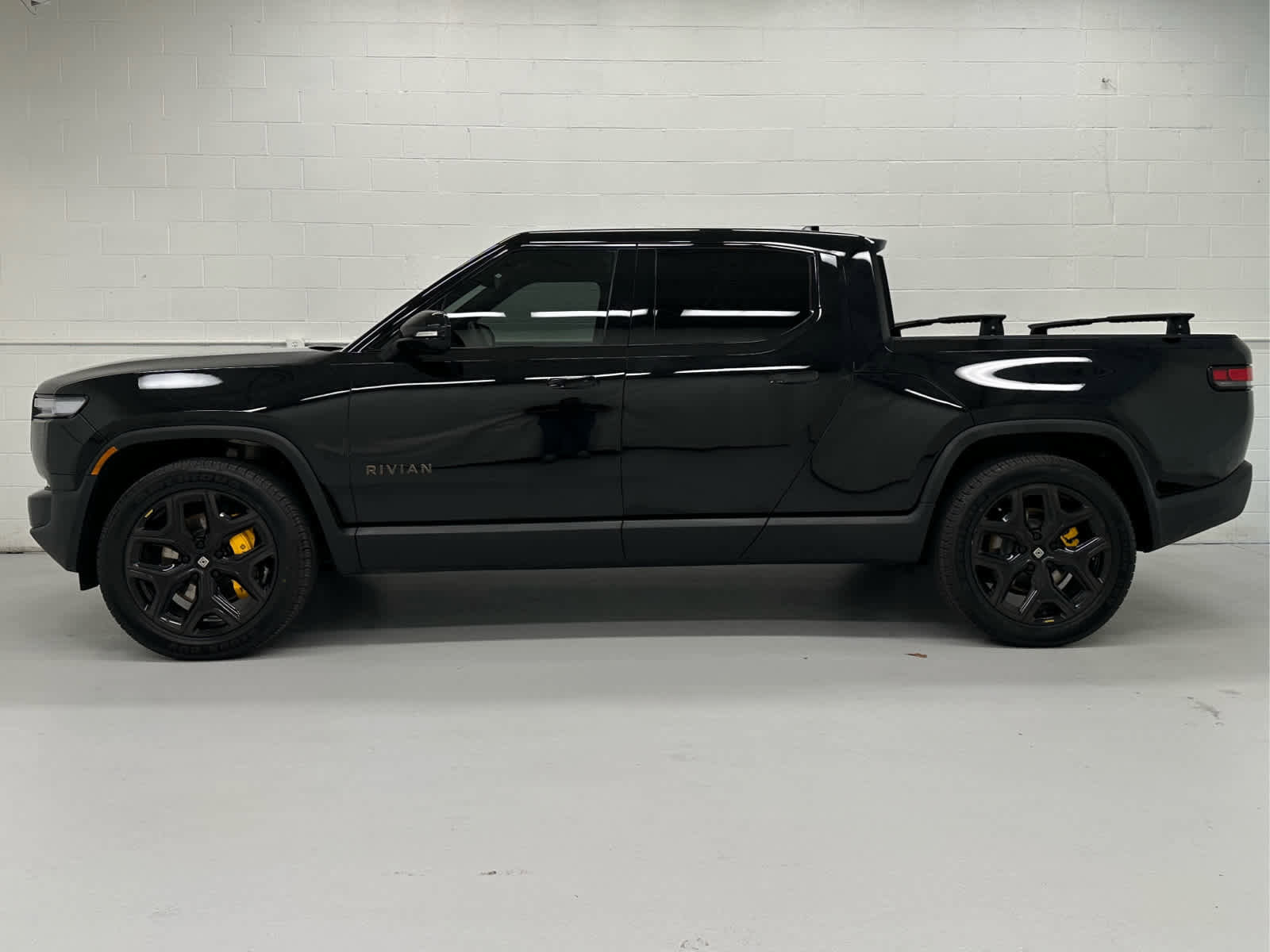 Used 2025 Rivian R1T Premium image 3