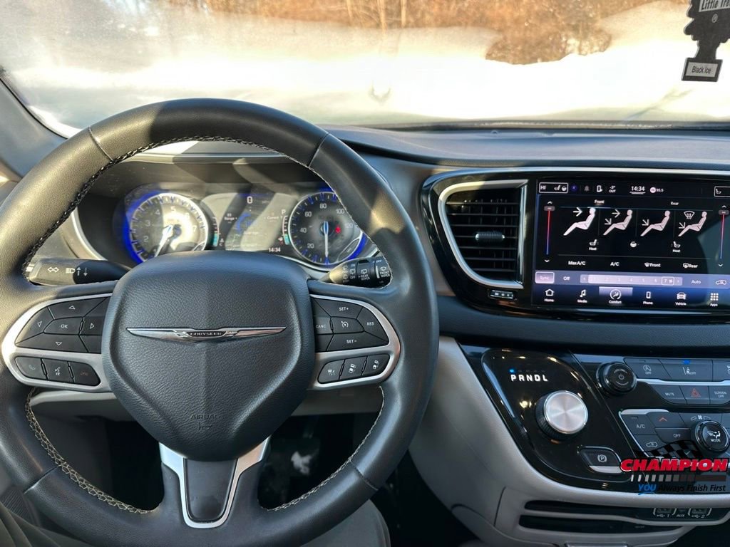Used 2022 Chrysler Pacifica Touring-L image 14