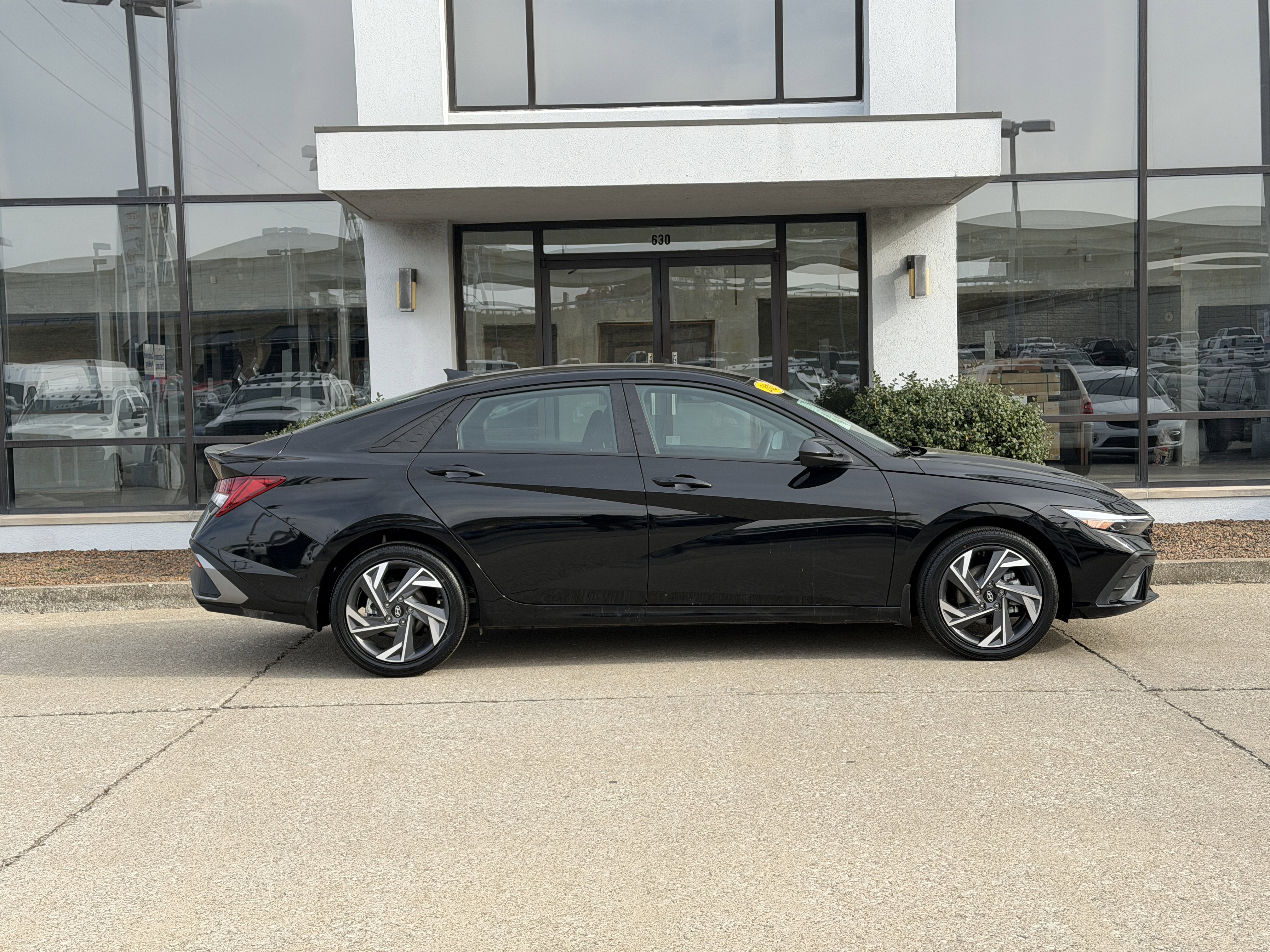 Certified 2025 Hyundai Elantra SEL image 3