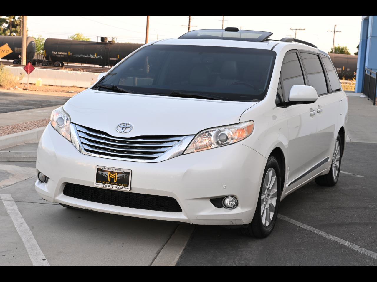 Used 2012 Toyota Sienna Limited image 1