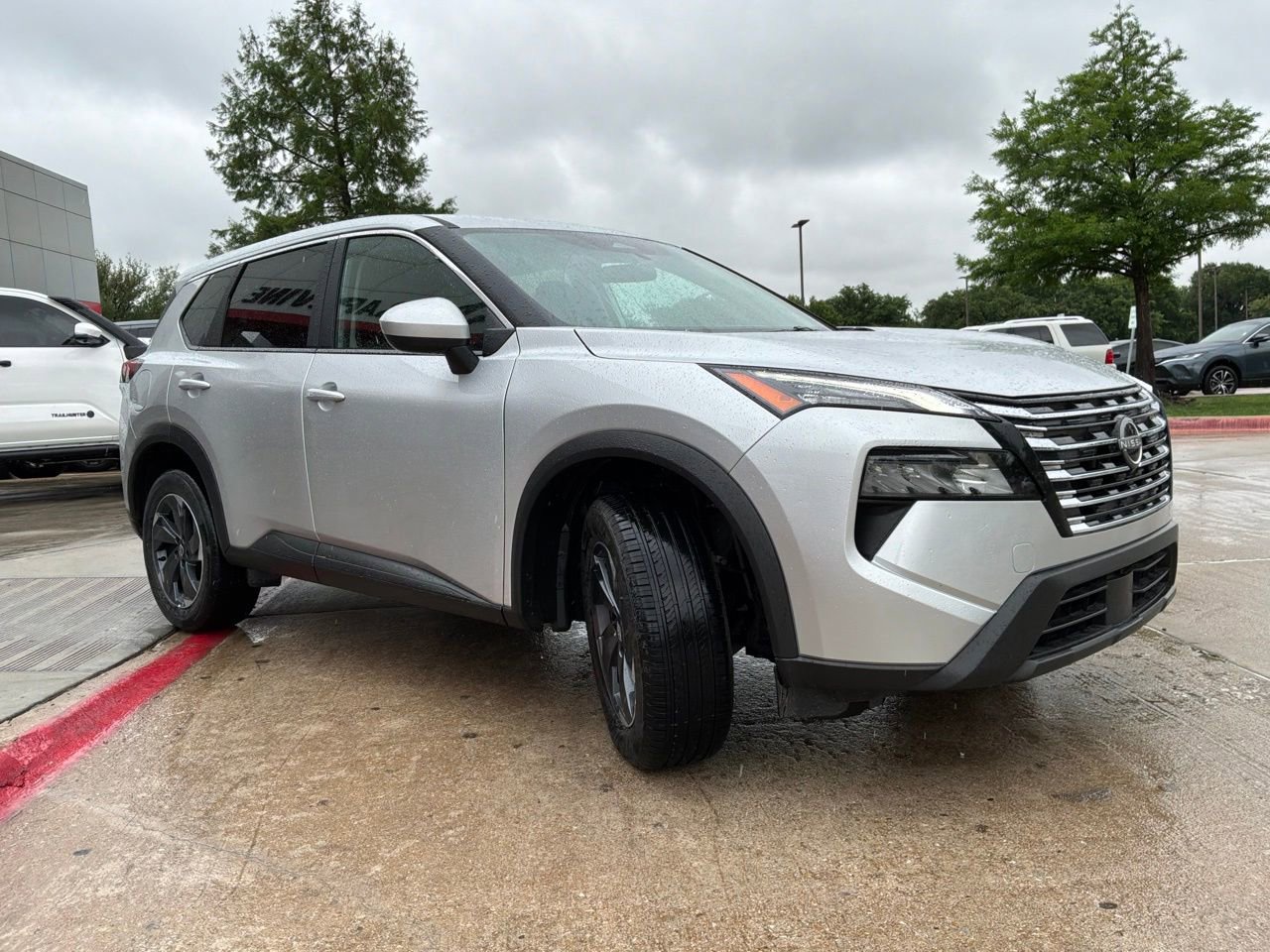 Used 2025 Nissan Rogue SV FWD image 4