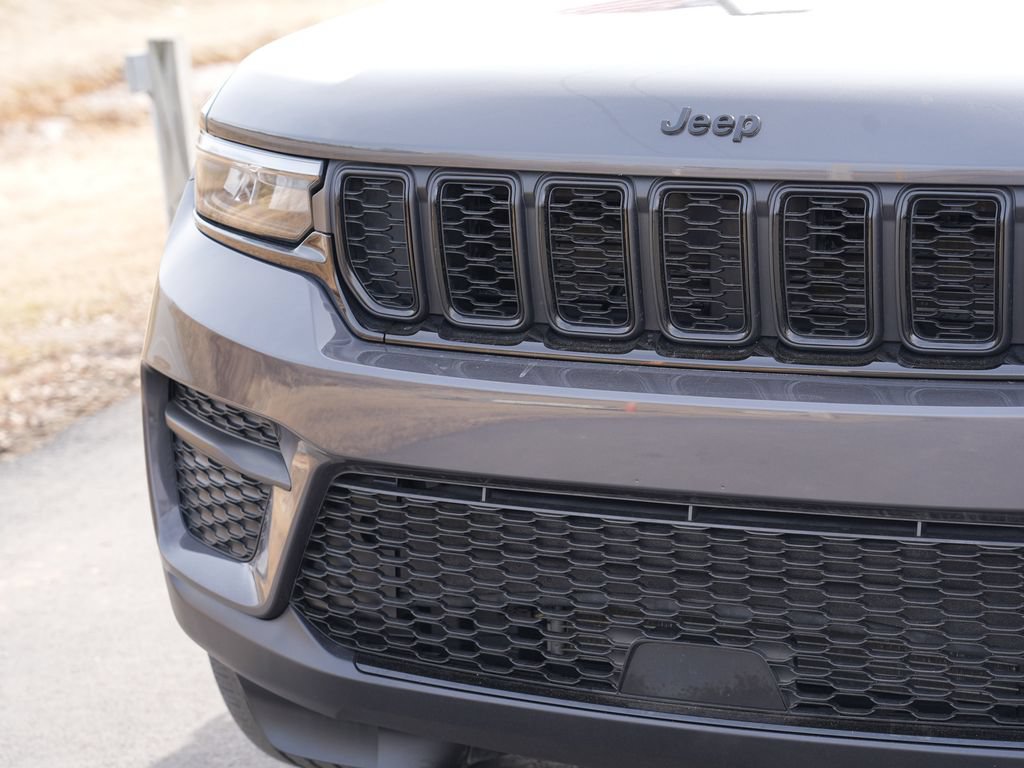 Used 2024 Jeep Grand Cherokee Altitude AWD/4WD image 9