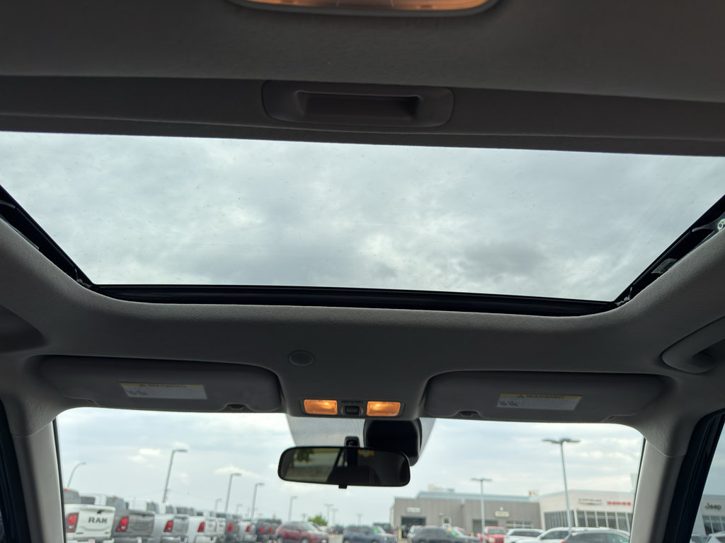 Used 2022 Hyundai Venue SEL FWD image 16