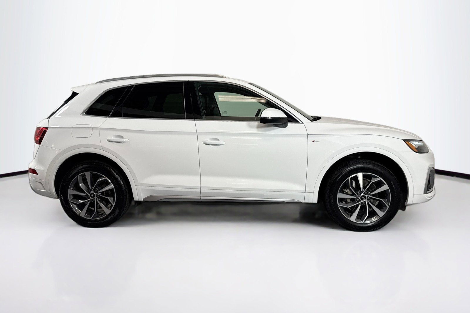 Used 2022 Audi Q5 2.0T Premium w/ Convenience Package image 4