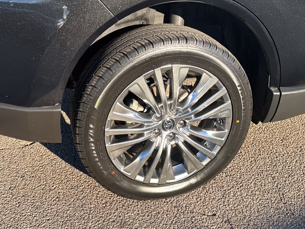 Used 2023 Toyota Venza XLE AWD/4WD image 43