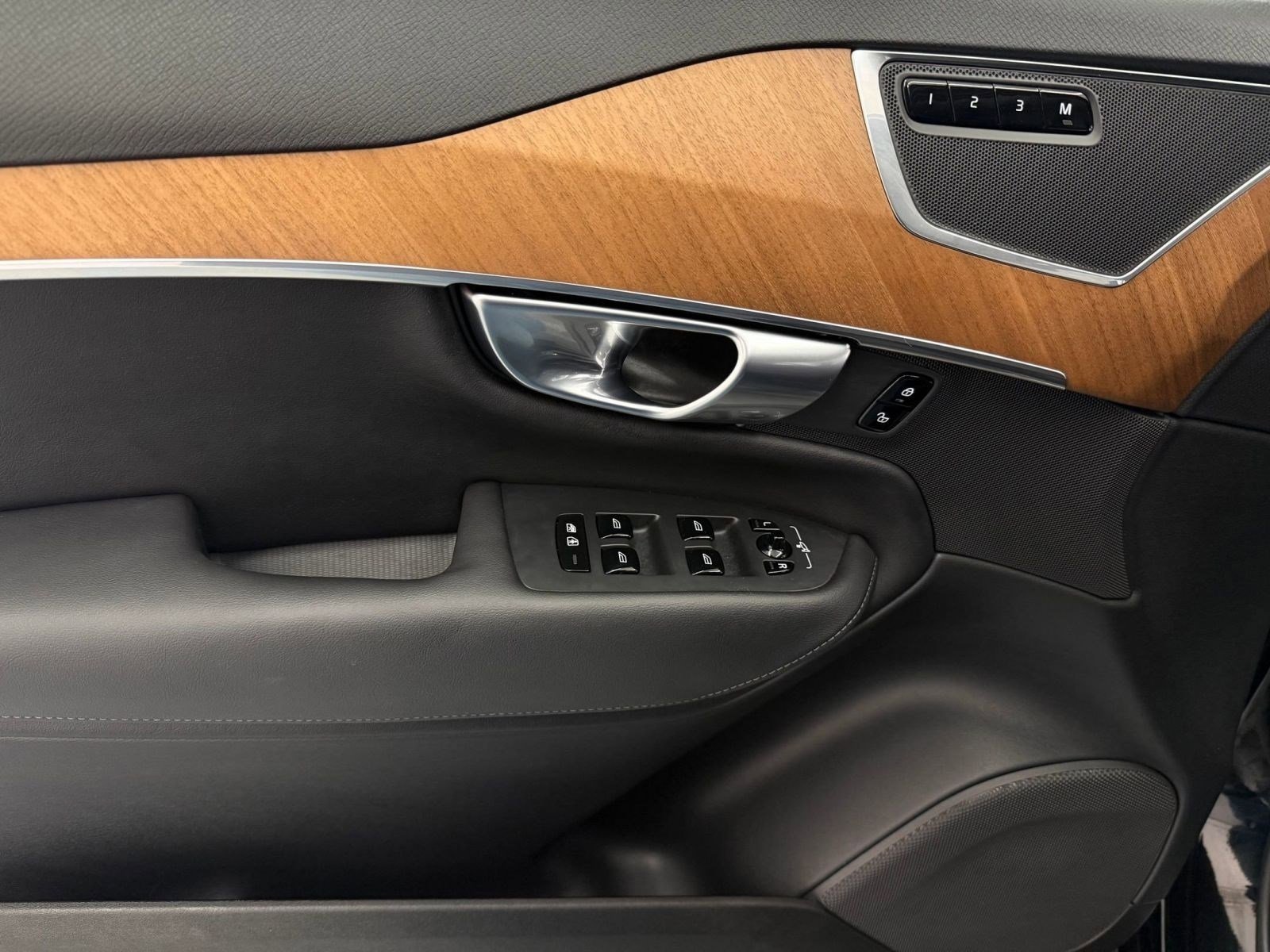 Used 2025 Volvo XC90 B6 Plus image 11