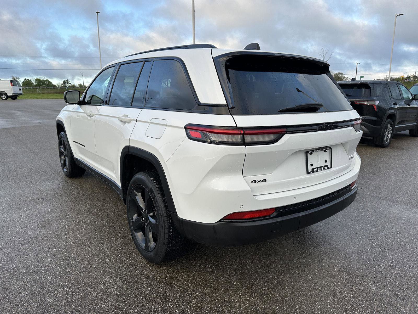 Used 2023 Jeep Grand Cherokee Altitude AWD/4WD image 3