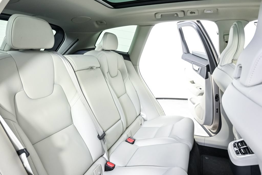 Certified 2024 Volvo XC60 B5 Ultimate AWD/4WD image 24