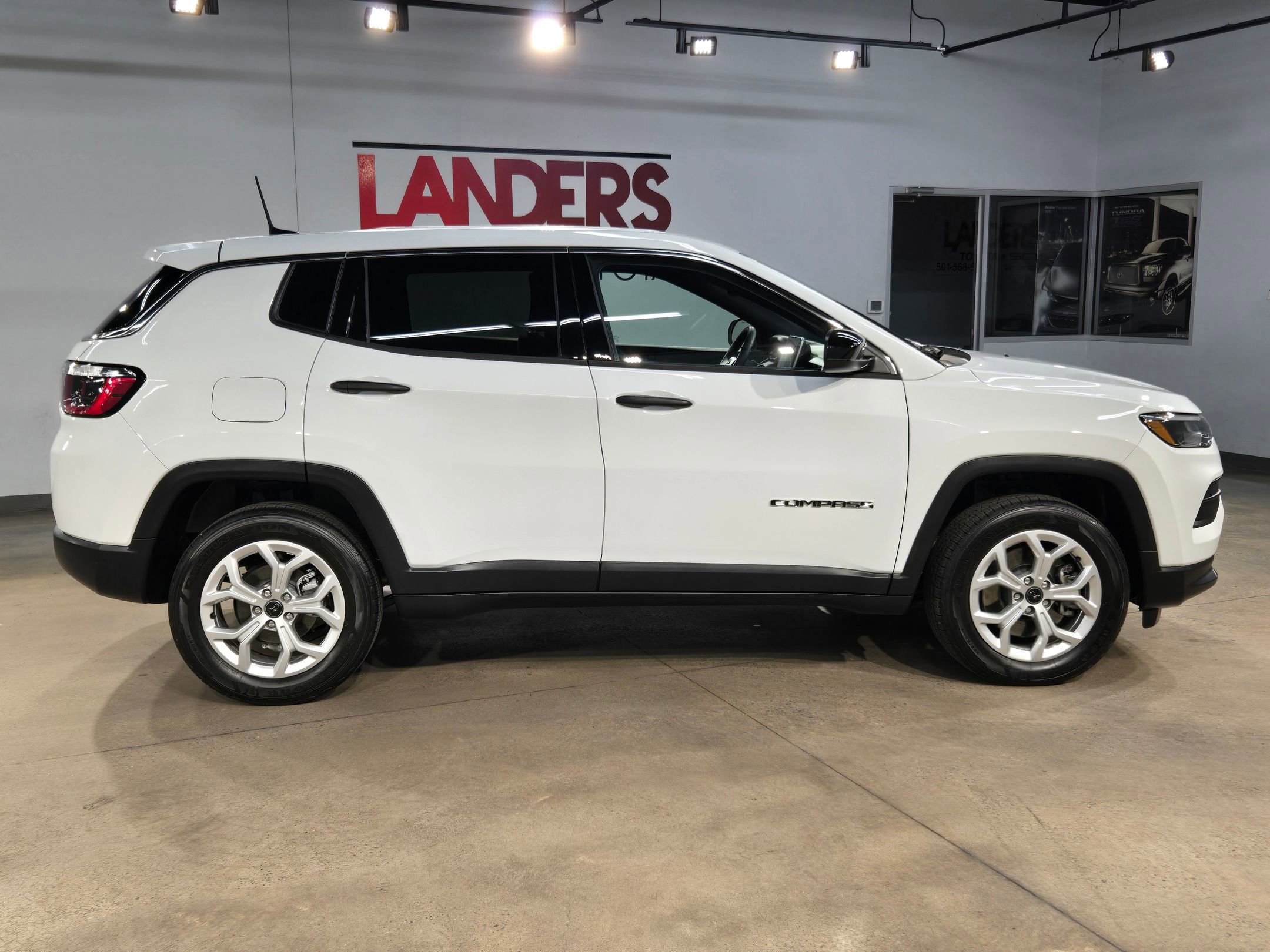 Used 2025 Jeep Compass Sport image 8