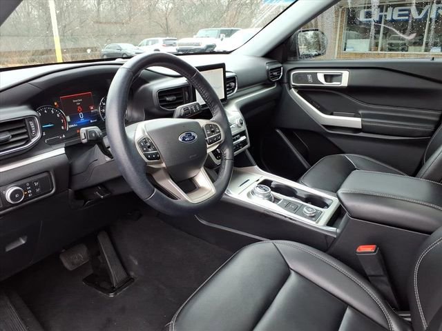 Used 2022 Ford Explorer XLT w/ Equipment Group 202A image 3