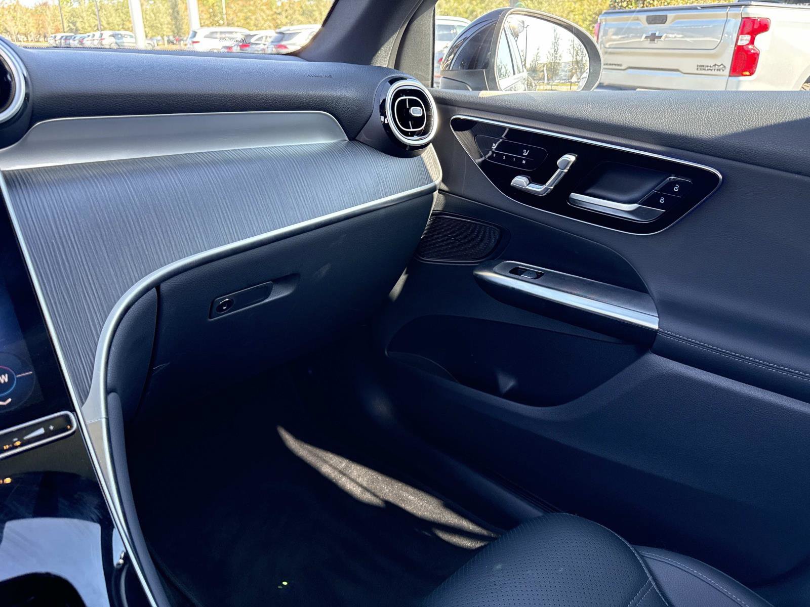 Used 2025 Mercedes-Benz GLC 300 image 25