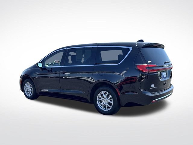 Used 2025 Chrysler Pacifica Select FWD image 3
