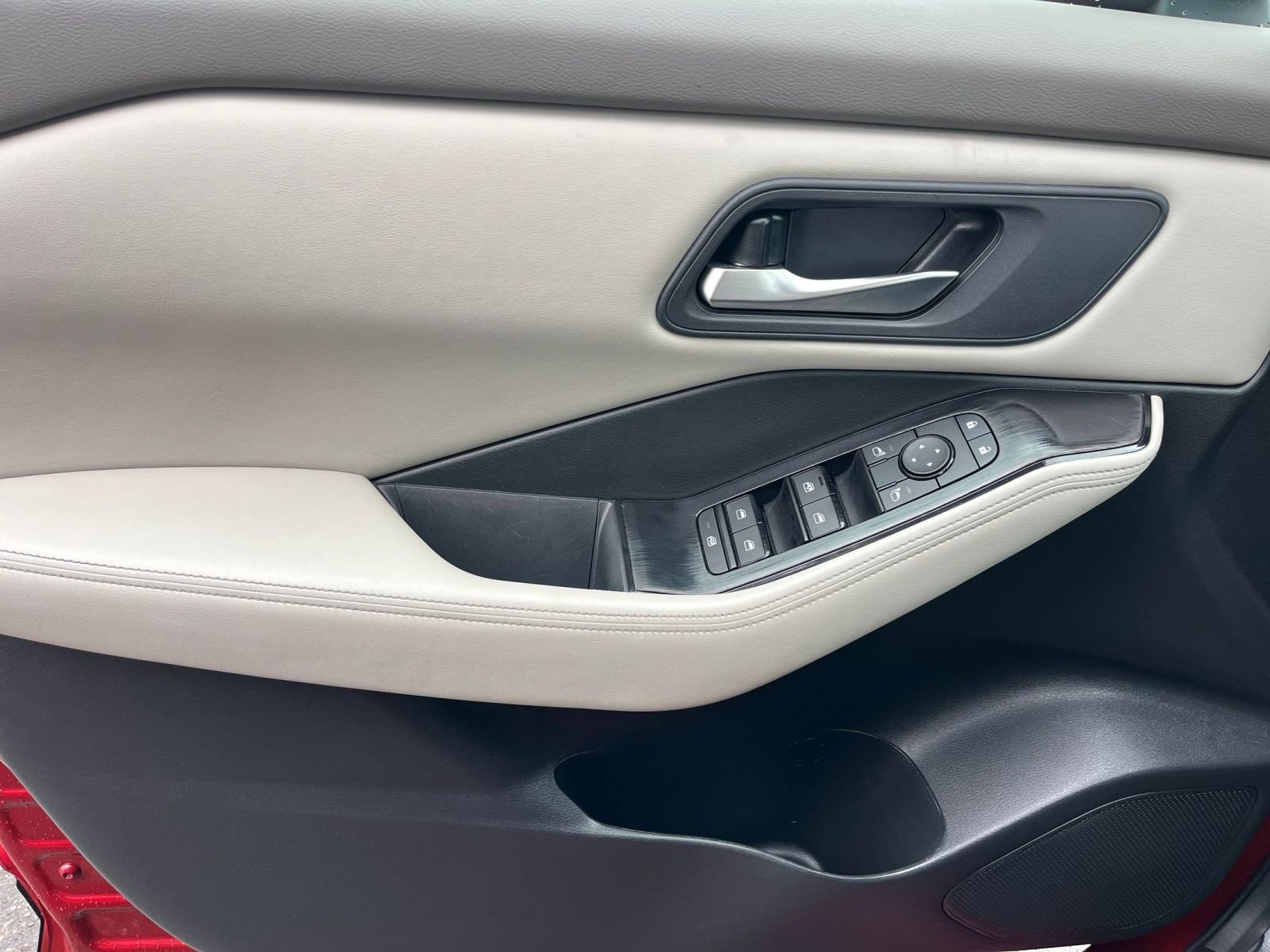 Used 2025 Nissan Rogue SV image 18