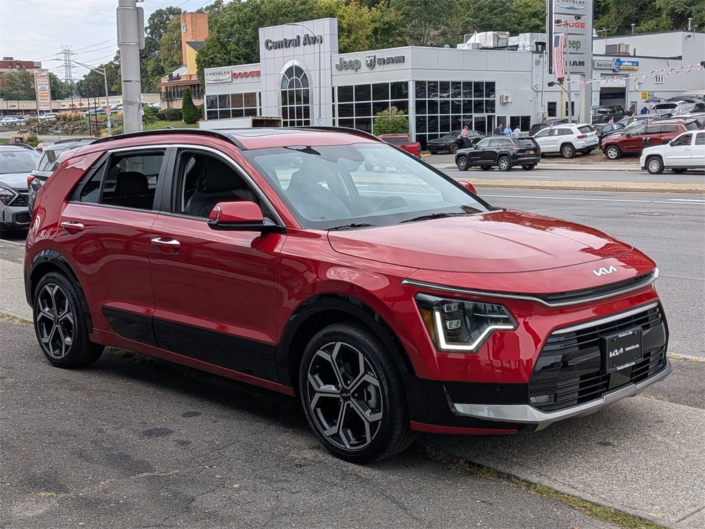 Used 2024 Kia Niro SX Touring image 4