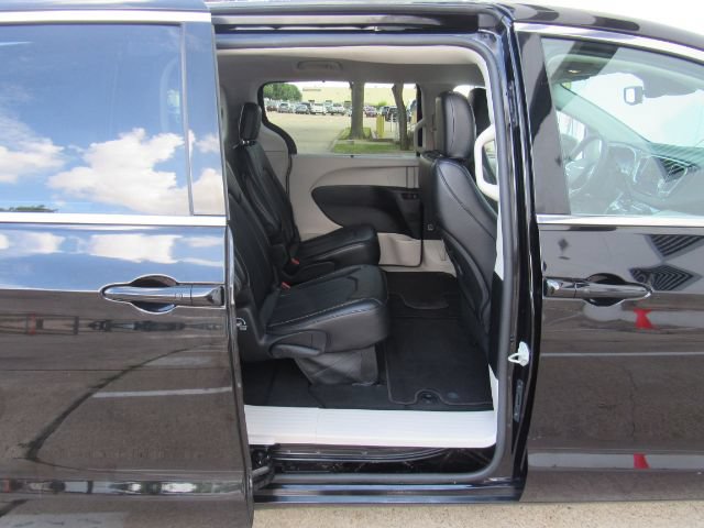 Used 2024 Chrysler Pacifica Touring-L FWD image 24