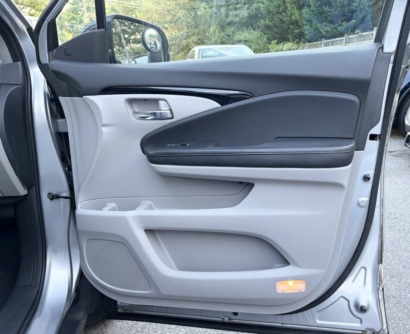 Used 2017 Honda Pilot Elite image 24
