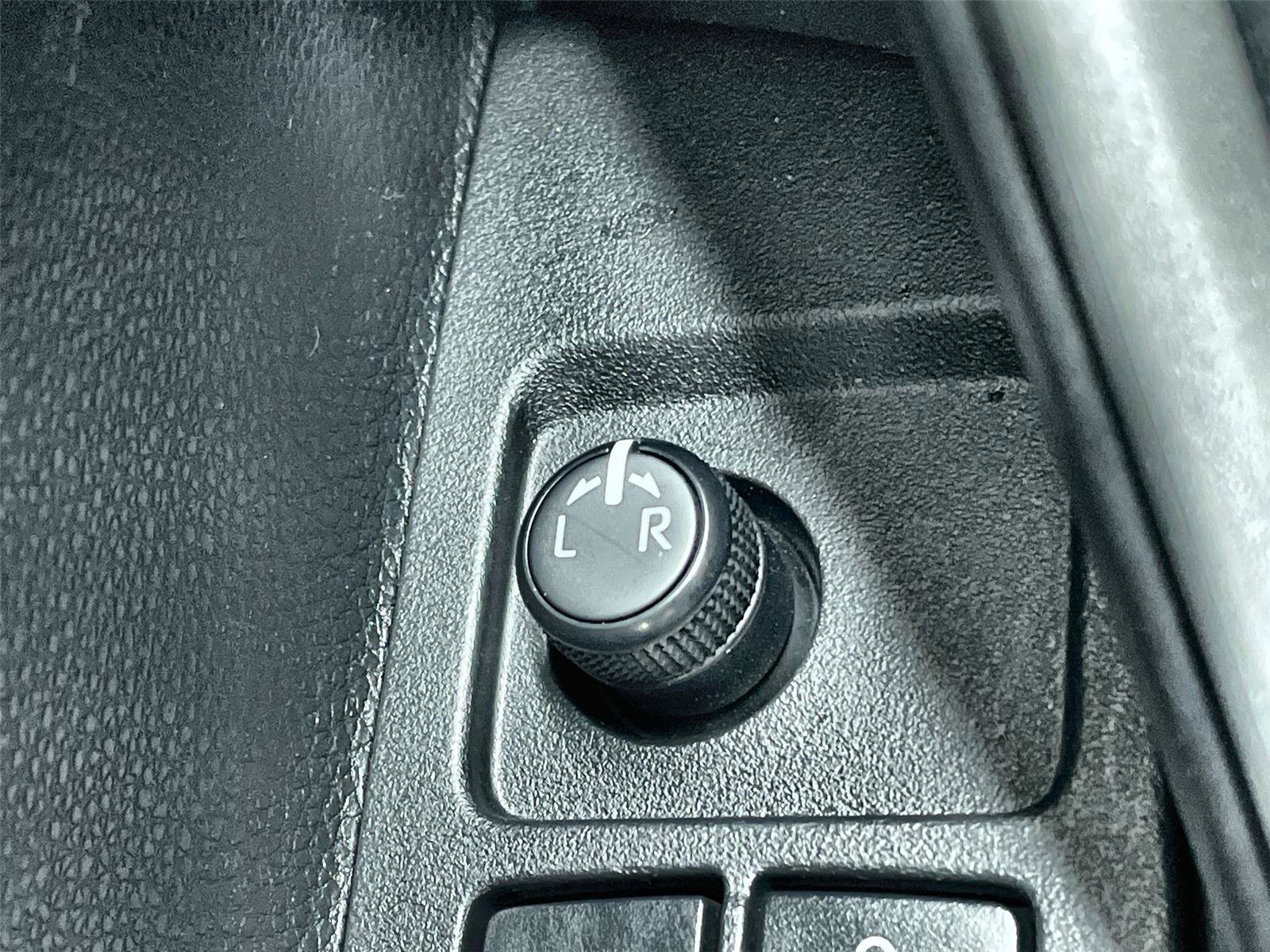 Used 2025 Toyota Corolla Cross L image 13