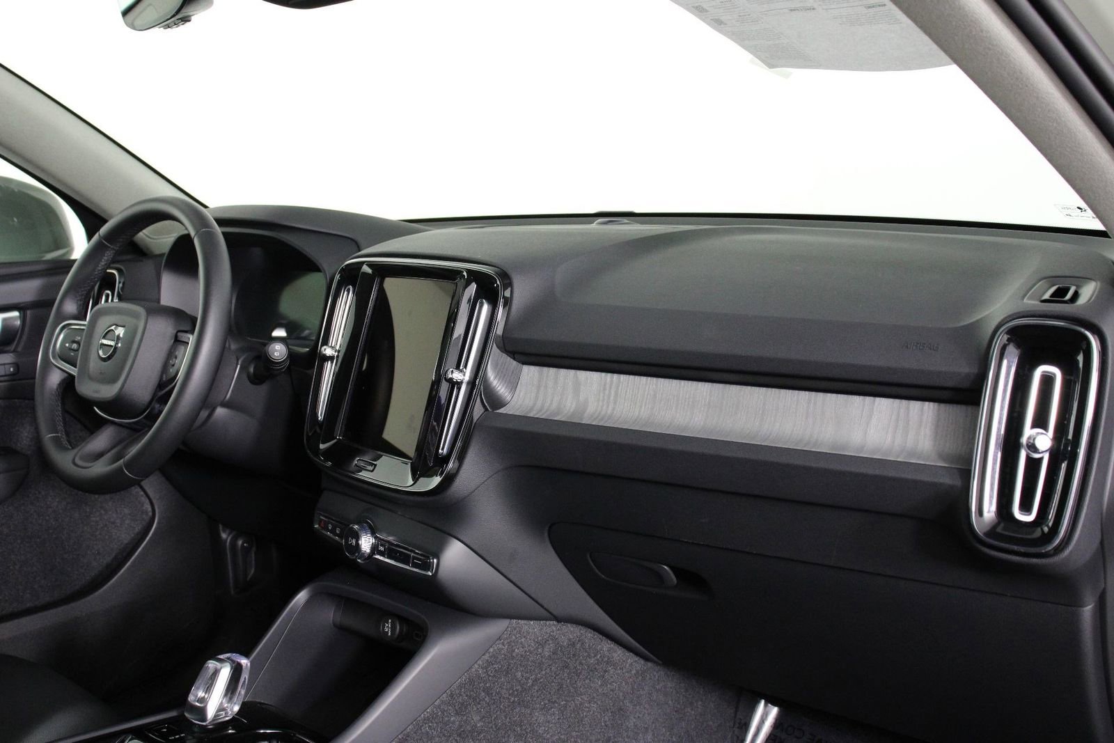 Certified 2025 Volvo XC40 B5 Plus image 22